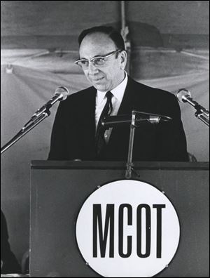 Paul Block, Jr., speaks at the dedication of the Medical College of Ohio.