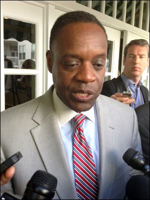 Detroit emergency manager Kevyn Orr said city retirees and workers considering a deal to cut their pensions risk much steeper reductions if they make a 