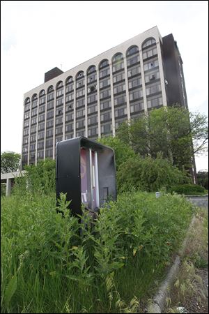 The cost to raze the former Clarion Hotel on Reynolds Road in South Toledo has bal-looned to more than $800,000.