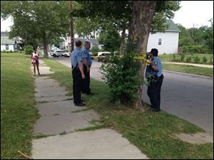 Toledo police investigate a double shooting on the 600 block of Fernwood Avenue