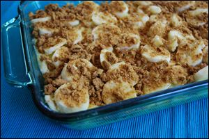 Layers of pudding, sliced bananas, and gingersnap cookie crumbs make a cool summer treat.