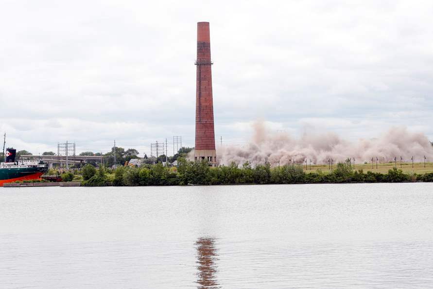 CTY-implosion17pThe-remaining-and-largest-smokestack-left-standing