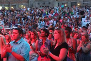 Hundreds of people clap as Gavin DeGraw preforms.