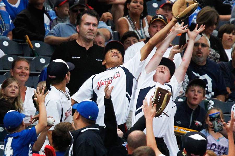 SPT-Hens30p-foul-ball