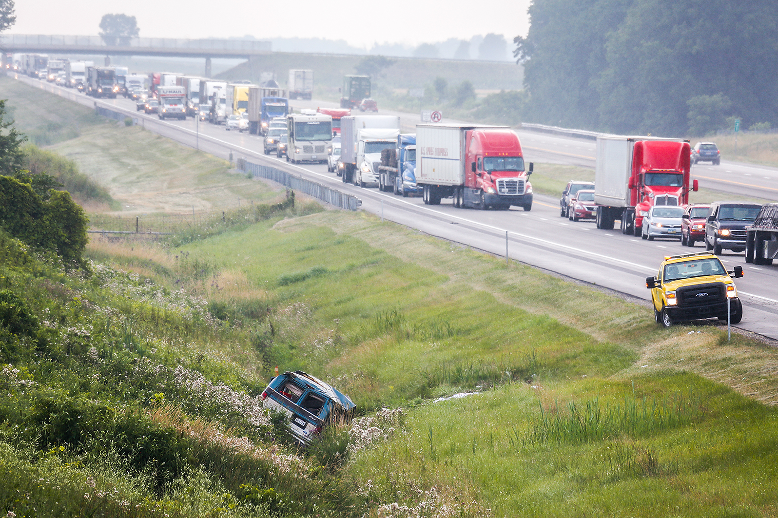 Ohio Turnpike’‍s eastbound lanes are closed after van rollover leaves 5