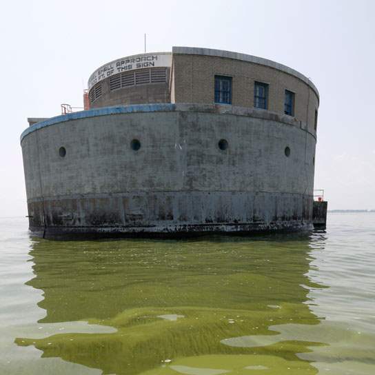 CTY-algae04pAlgae-is-visible-in-Lake-Erie-near-the-Toledo-water-intake-crib