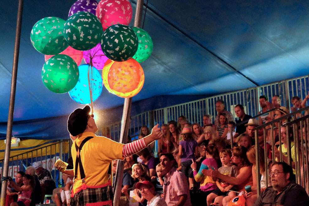 CTY-Circus05pClown-John-Sayre-sells-balloons-dfw