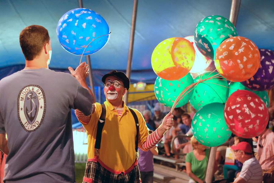 CTY-Circus05pClown-John-Sayre-sells-balloons-wqwe23
