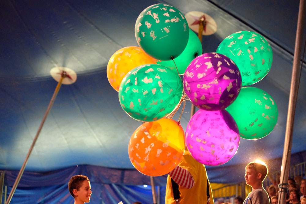 CTY-Circus05pClown-John-Sayre-sells-balloons