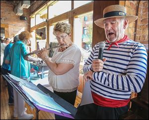 Lois Welch and Dave Herring perform at a fund-raiser for the Most Blessed Sacrament Choir Sunday at Manhattan’s in Toledo. The Manhattan’s fund-raiser was called  the last ‘‍big one’ before the trip.