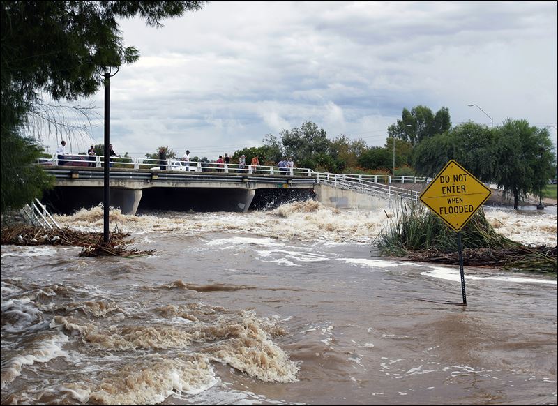 Record Arizona rainfall swamps cars, leaves 2 dead Toledo Blade
