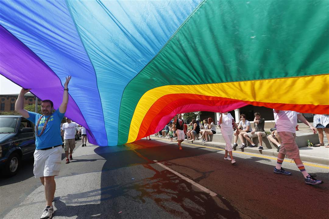 CTY-parade23p-rainbow-flag