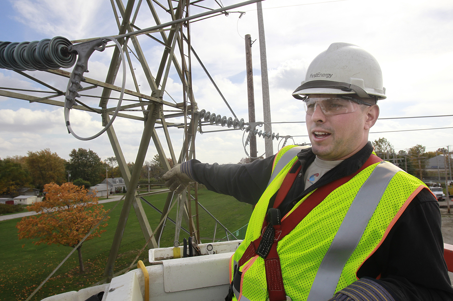 Toledo Edison switches on course to train line workers The Blade