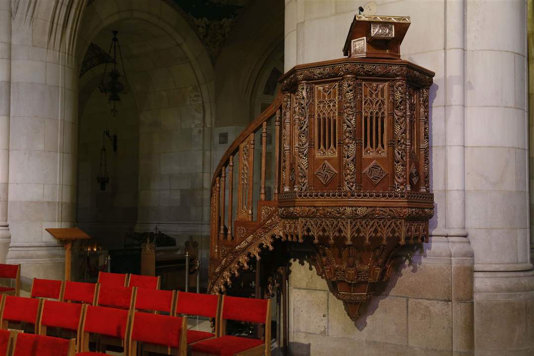 MAG-rosary24p-pulpit