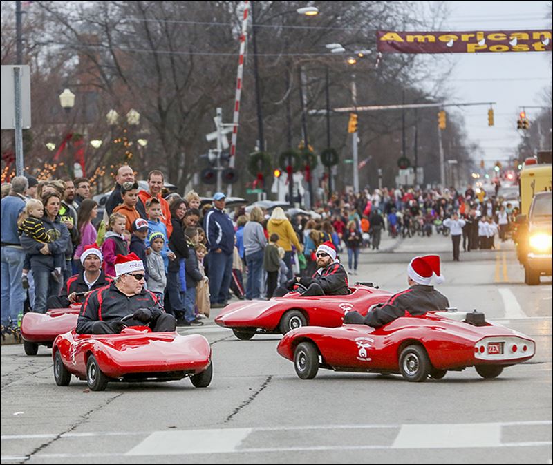 Perrysburg’s holiday parade starts season with surprise train passing