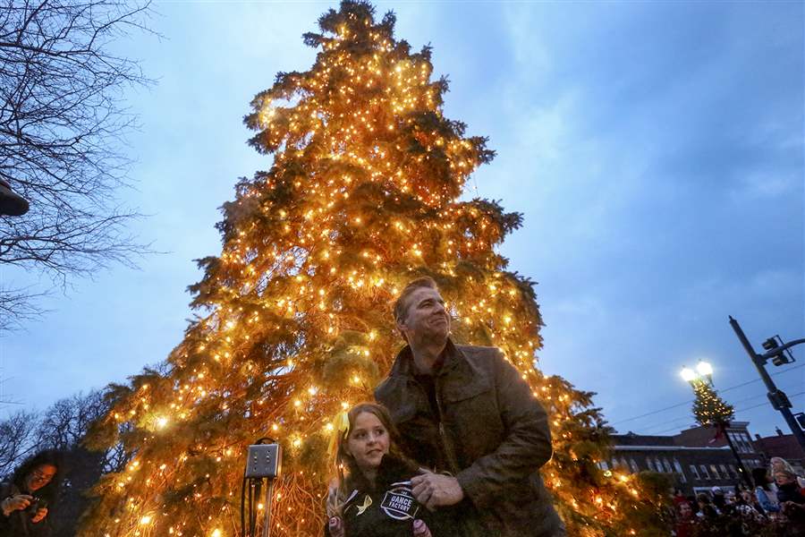 Perrysburg’s holiday parade starts season with surprise train passing The Blade