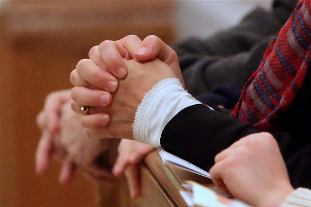 CTY-rosarymass25pClasping-their-hands-together-m