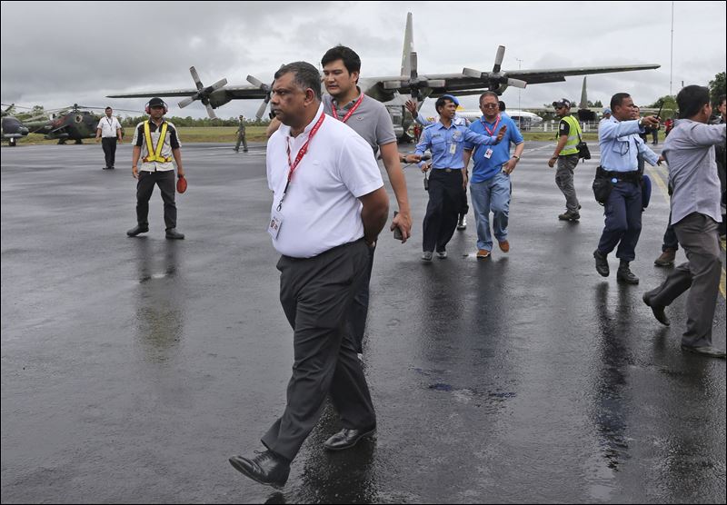 Bad weather hinders effort to recover AirAsia bodies and debris.
