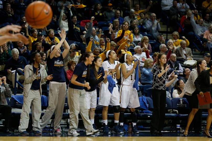 SPT-UTwbball22p-bench-cheer