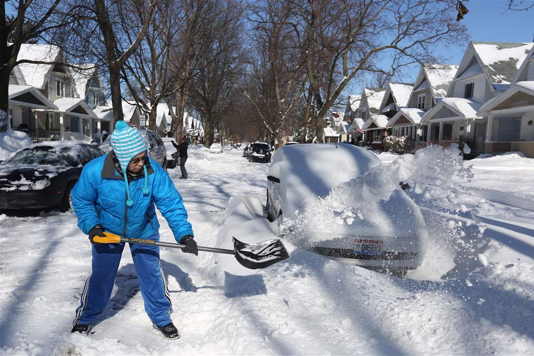 CTY-snow02p-shoveling