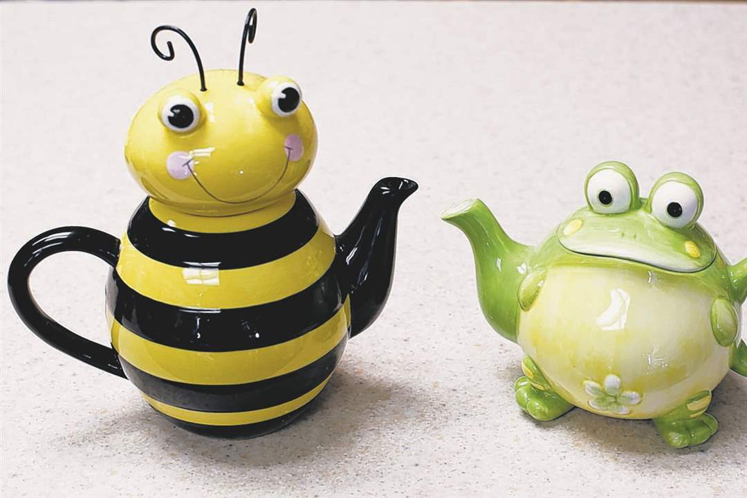 MAG-teapots15-bee-frog-Elaine-s-Tea-Room