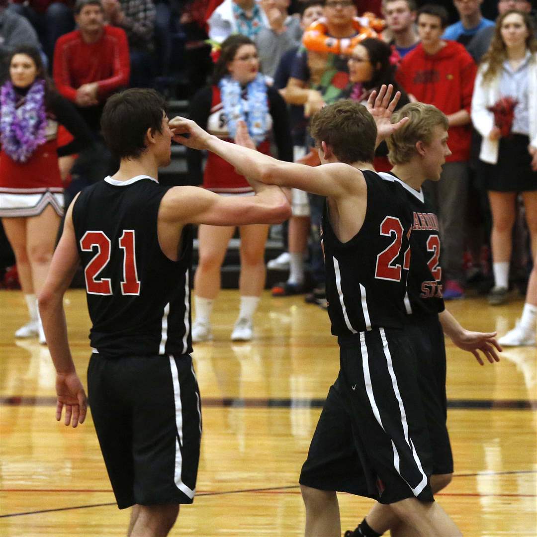 SPT-Div4boysDistrict14p-high-five-miss