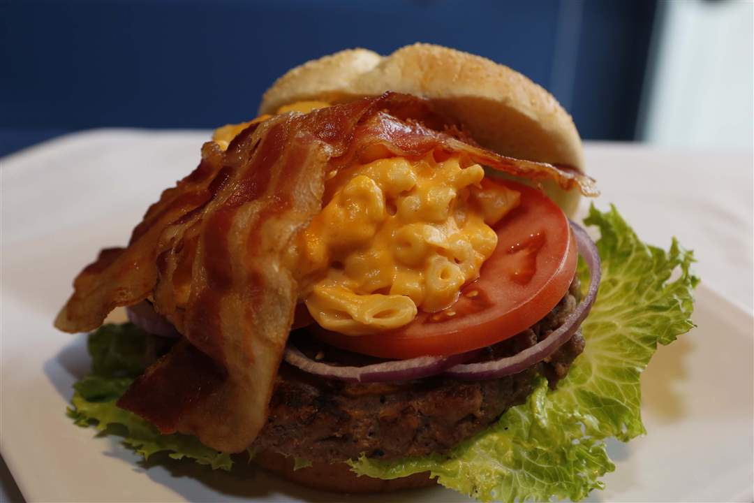 SPT-FUD-hensfood3p-A-Mac-Cheese-Burger