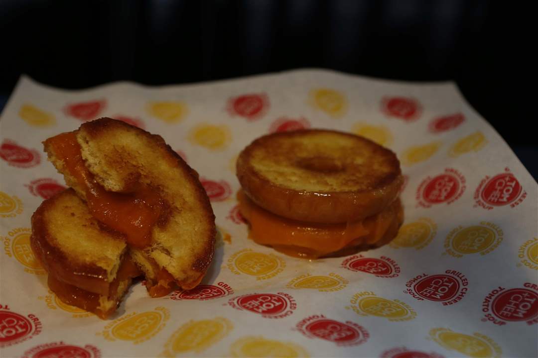 SPT-FUD-hensfood3p-Grilled-Cheese-Donuts