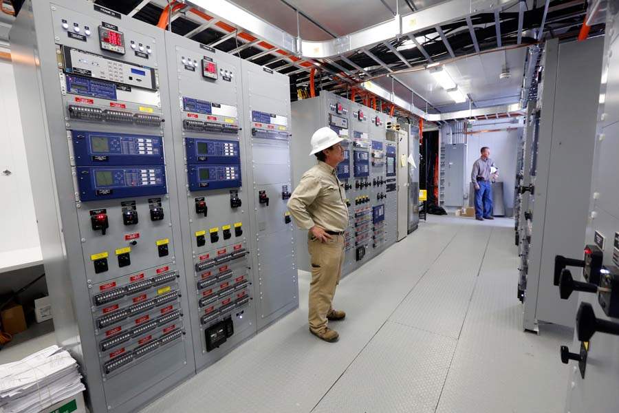 CTY-ENERGY12-Hunyor-stands-in-control-room