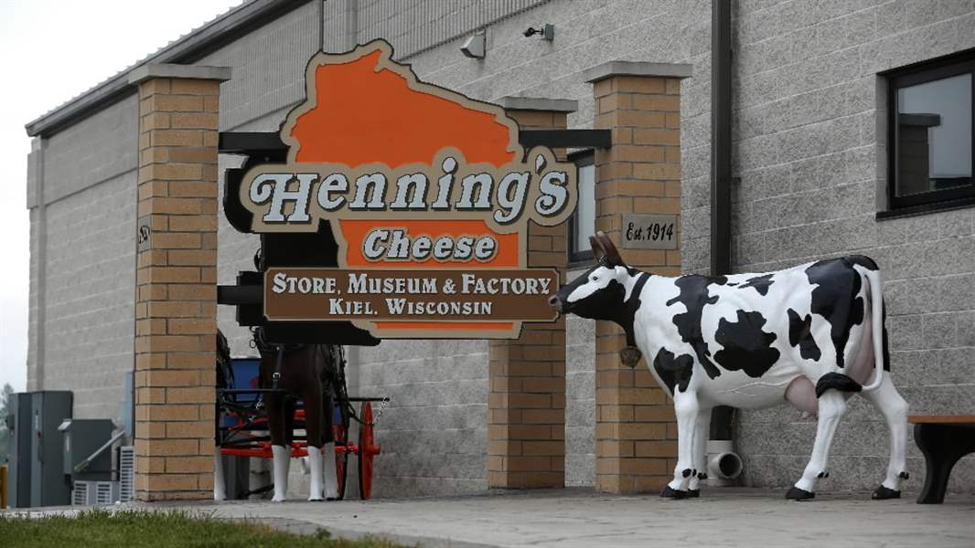 Say cheese! The Andersons’ huge Holiday Cheddar begins taking shape at