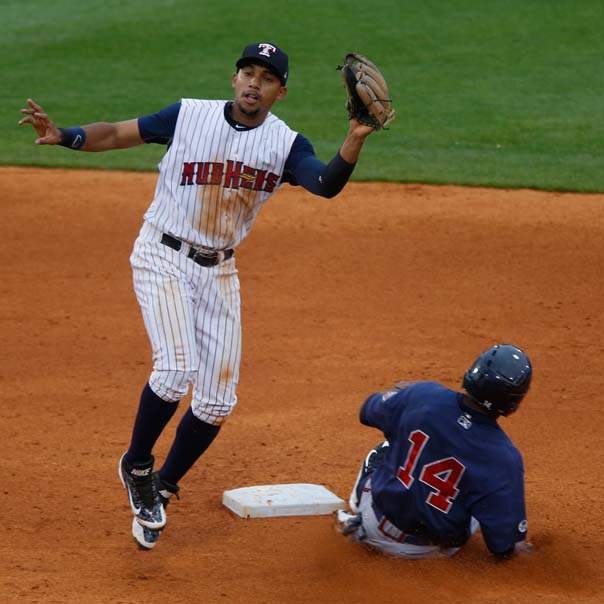 SPT-hens18p-machado-vs-eric-young-jr