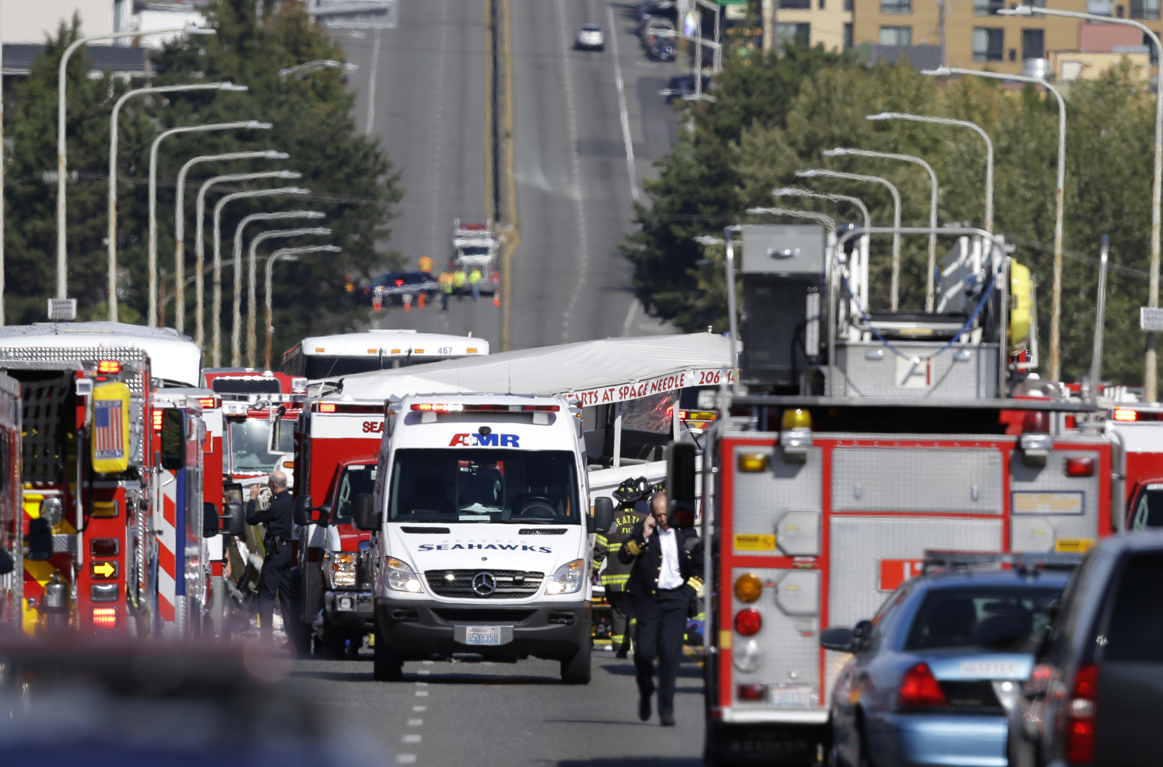 Bus, amphibious vehicle crash in Seattle; 4 dead, 12