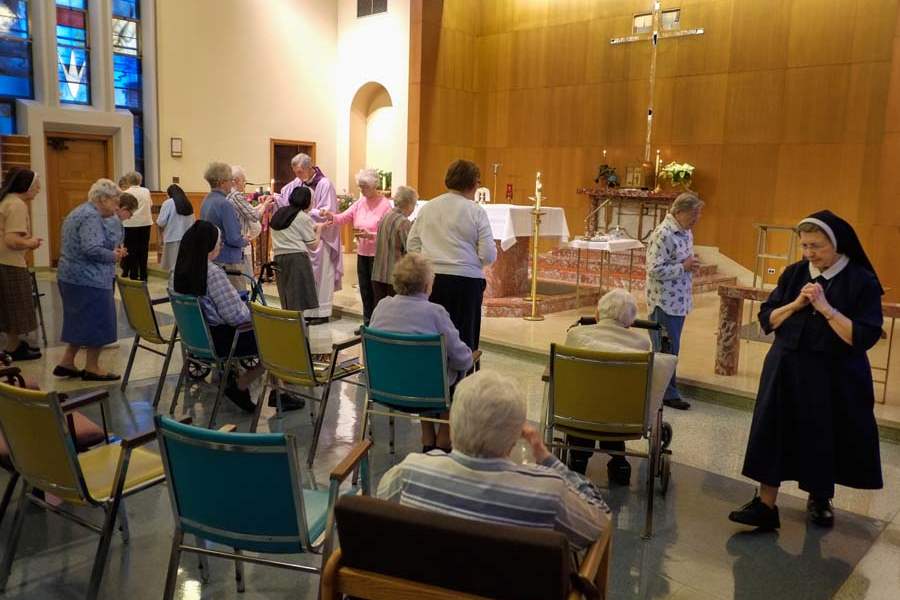 CTY-sisters16-Sisters-of-Notre-Dame-take-communion