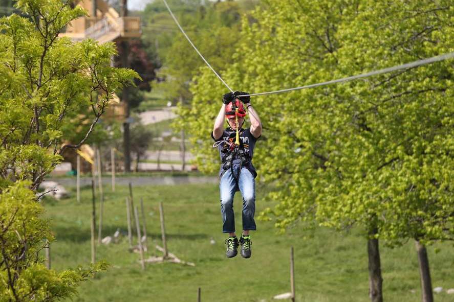 zoo20p-zipline-halfway