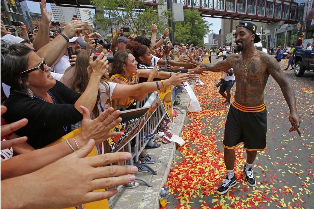 Cavaliers-Parade-Basketball-JR-fans