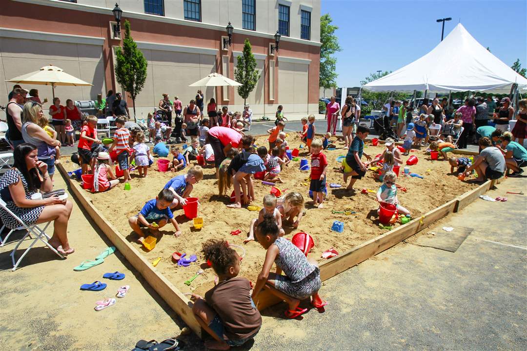 sandtastic25Children-play-in-a-giant-comm