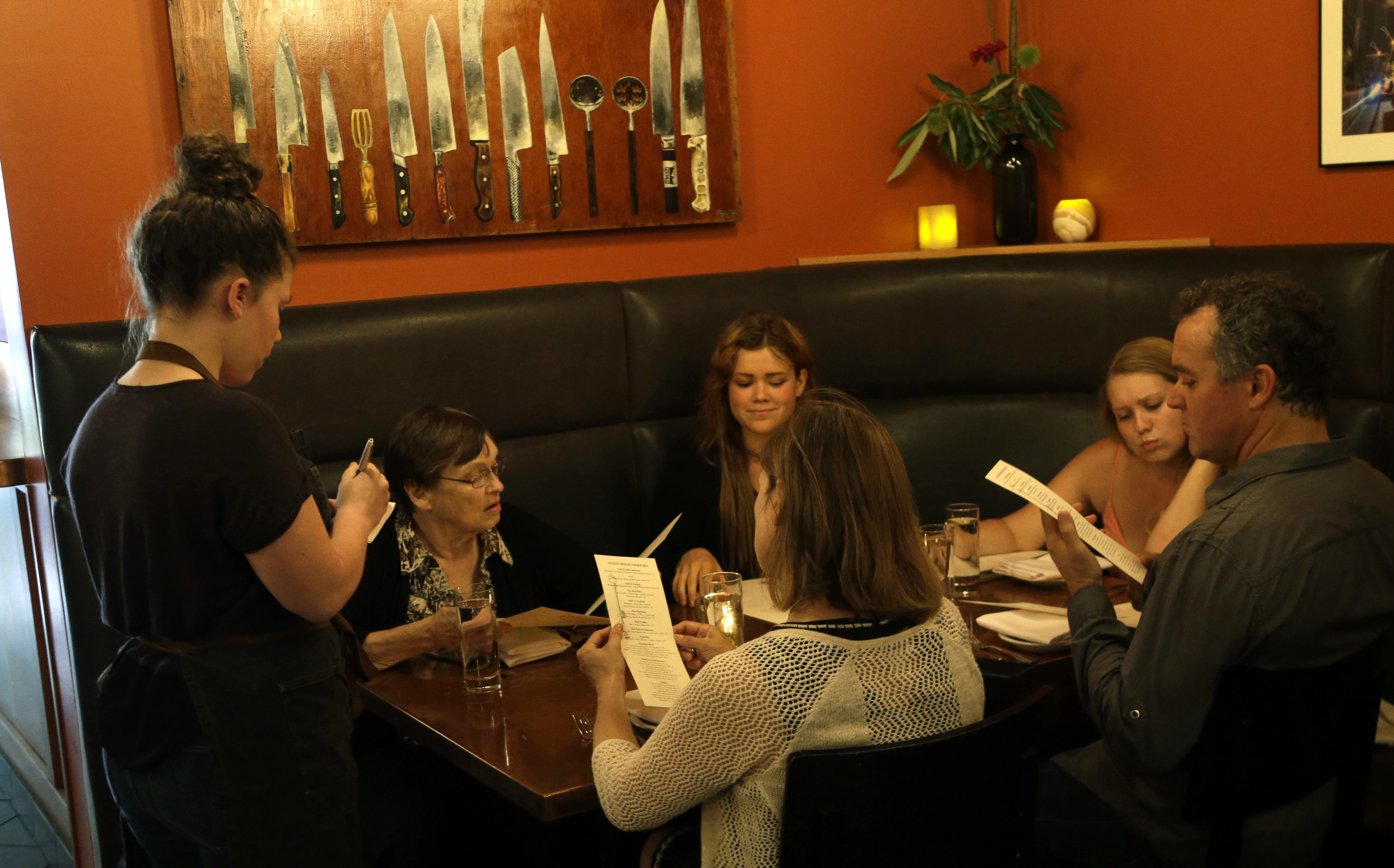 Notipping trend now at more restaurants, with mixed results The Blade