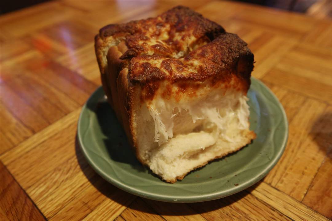 MYLES01-garlic-bread