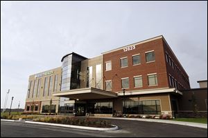  The new center has 16 med­i­cal on­col­ogy exam rooms and seven ra­di­a­tion exam rooms.