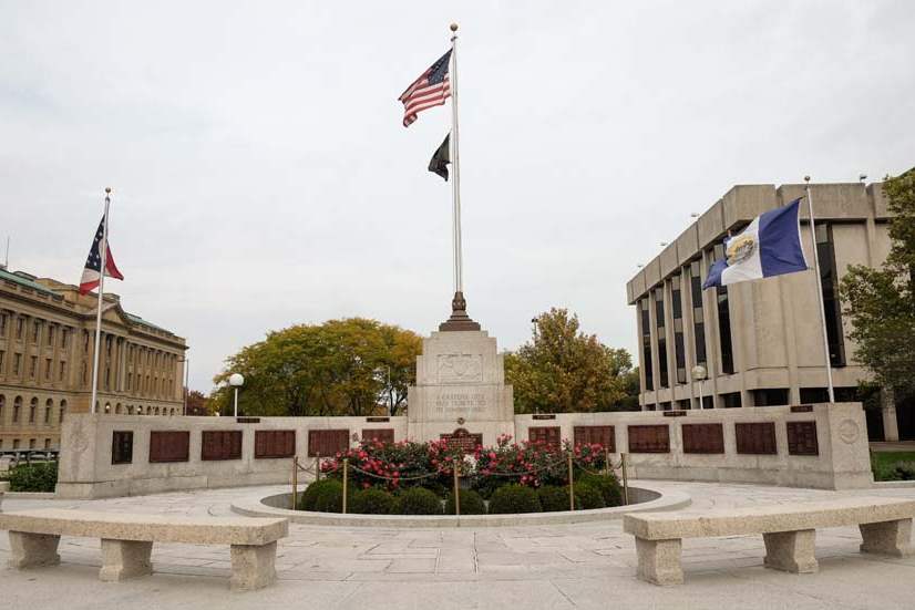 MAG-monuments29P-civic-center-war-and-officers-memorial