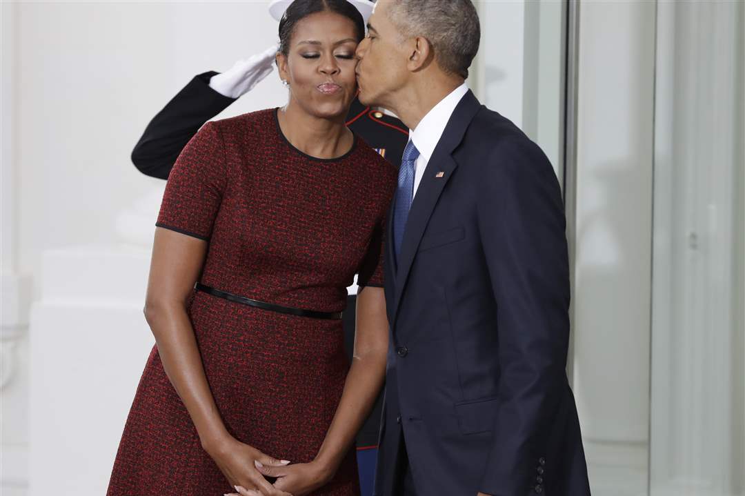 Trump-Obama-PRESIDENT-OBAMA-KISSES-FIRST-LADY