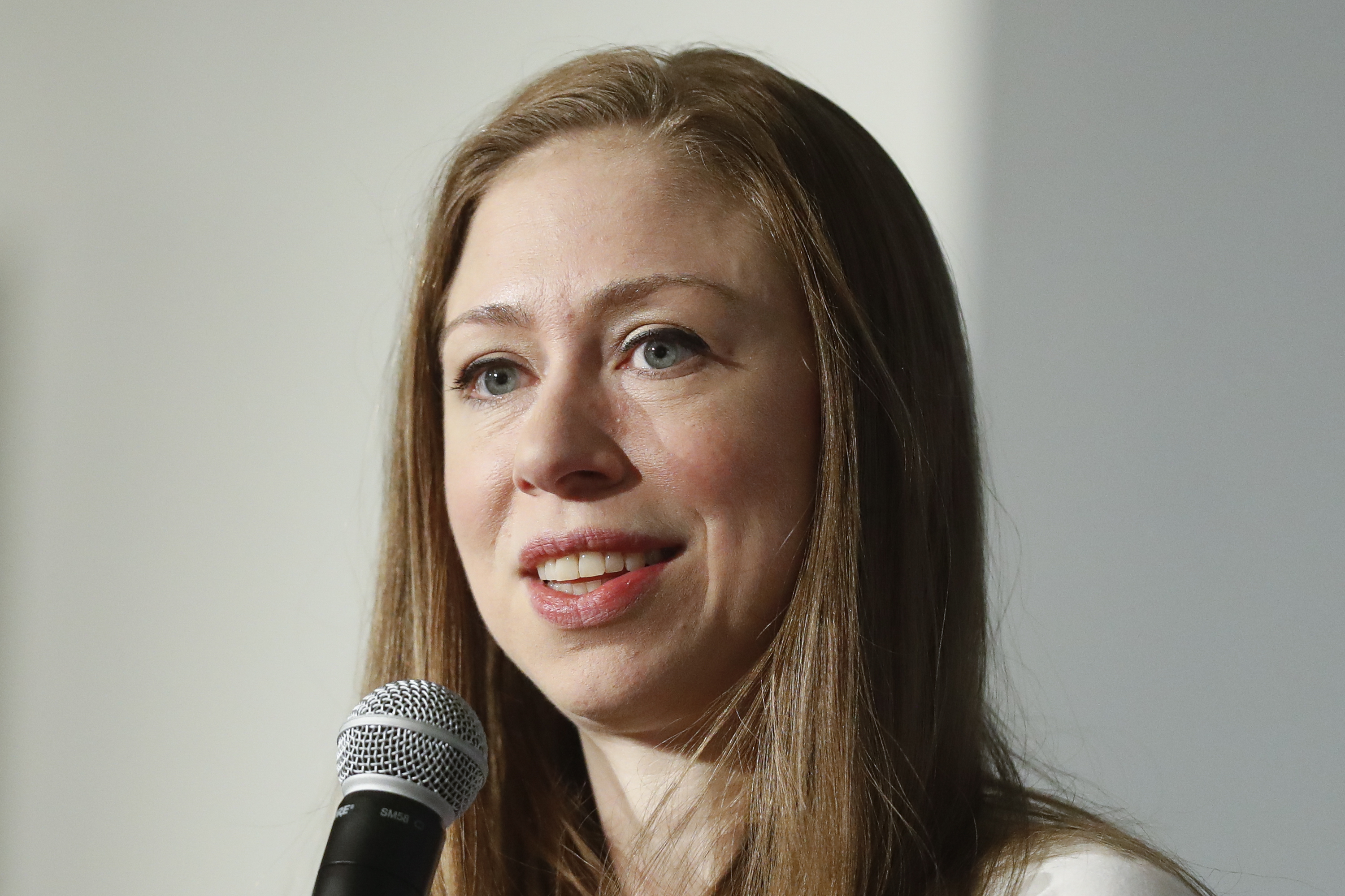Chelsea Clinton, on book tour, in no hurry to enter ...
