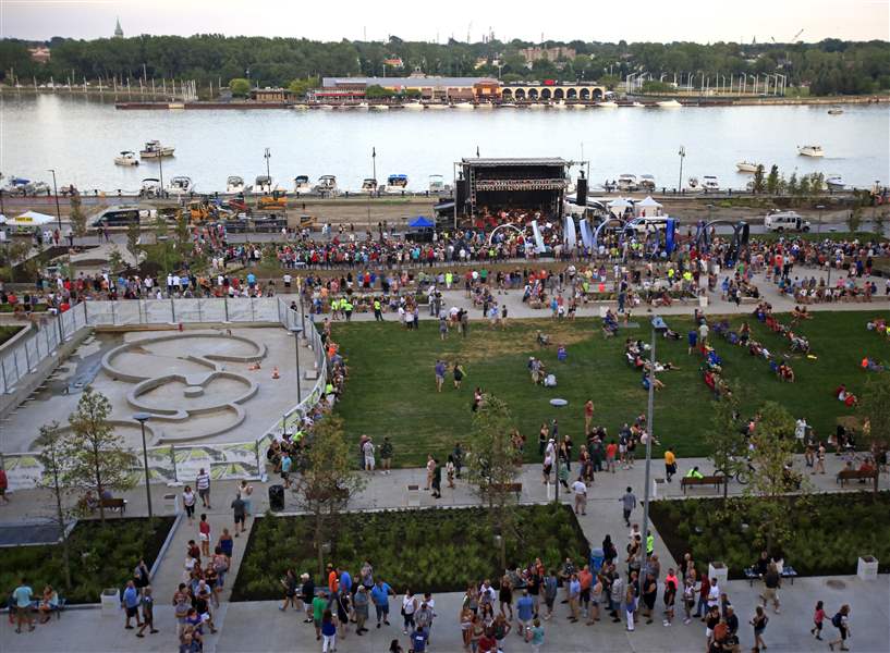 GALLERY Toledoans flock to Promenade Park for outdoor concert The Blade