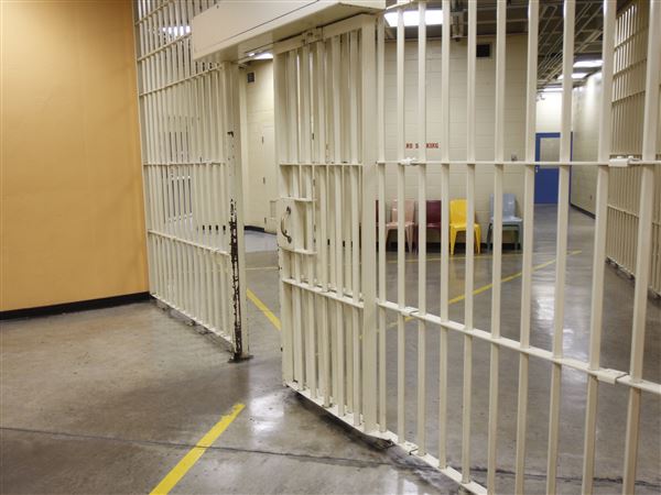 Grand jury gets up close look at jail conditions