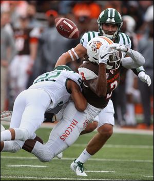Bowling Green's Datrin Guyton can't make the catch during a 2017 game vs. Ohio. Guyton faces criminal charges from a May incident and has been removed from the BGSU team.