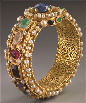 A gold bracelet from the 6th century, part of the 