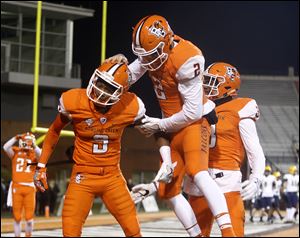 Bowling Green's Teo Redding (9), left, gets a pat on the helmet from teammate Jarret Doege after a Bowling Green touchdown.