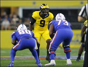 Michigan linebacker Mike McCray lines up against Florida on Sept. 2, 2017. McCray's father played at Ohio State, but he'll try to beat the Buckeyes in Saturday's rivalry matchup.