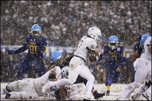 Army's Ahmad Bradshaw runs the ball against Navy during the first half of Saturday's game in Philadelphia.