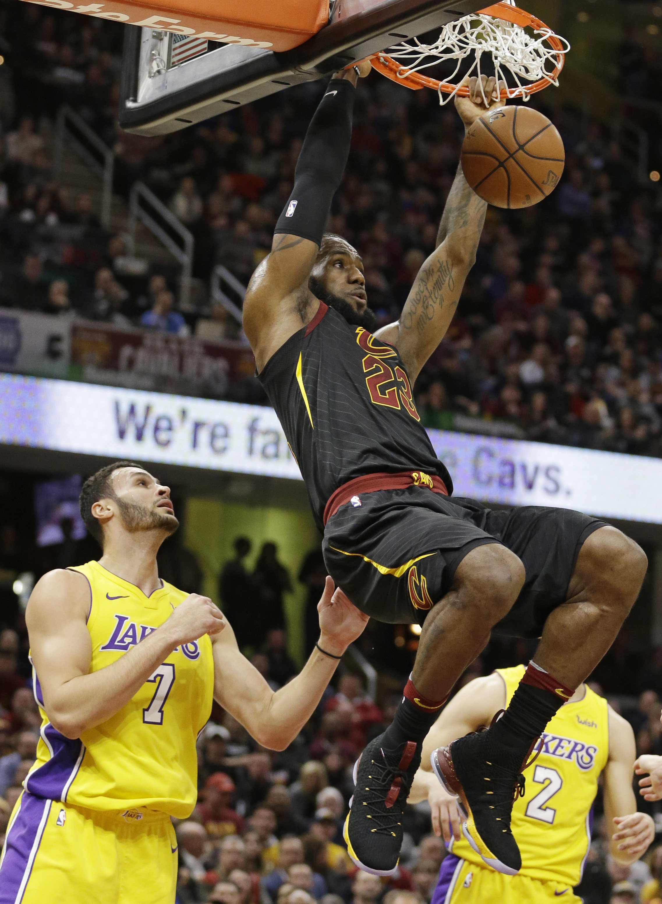 LeBron�s tripledouble helps Cavaliers over Lakers, 121
